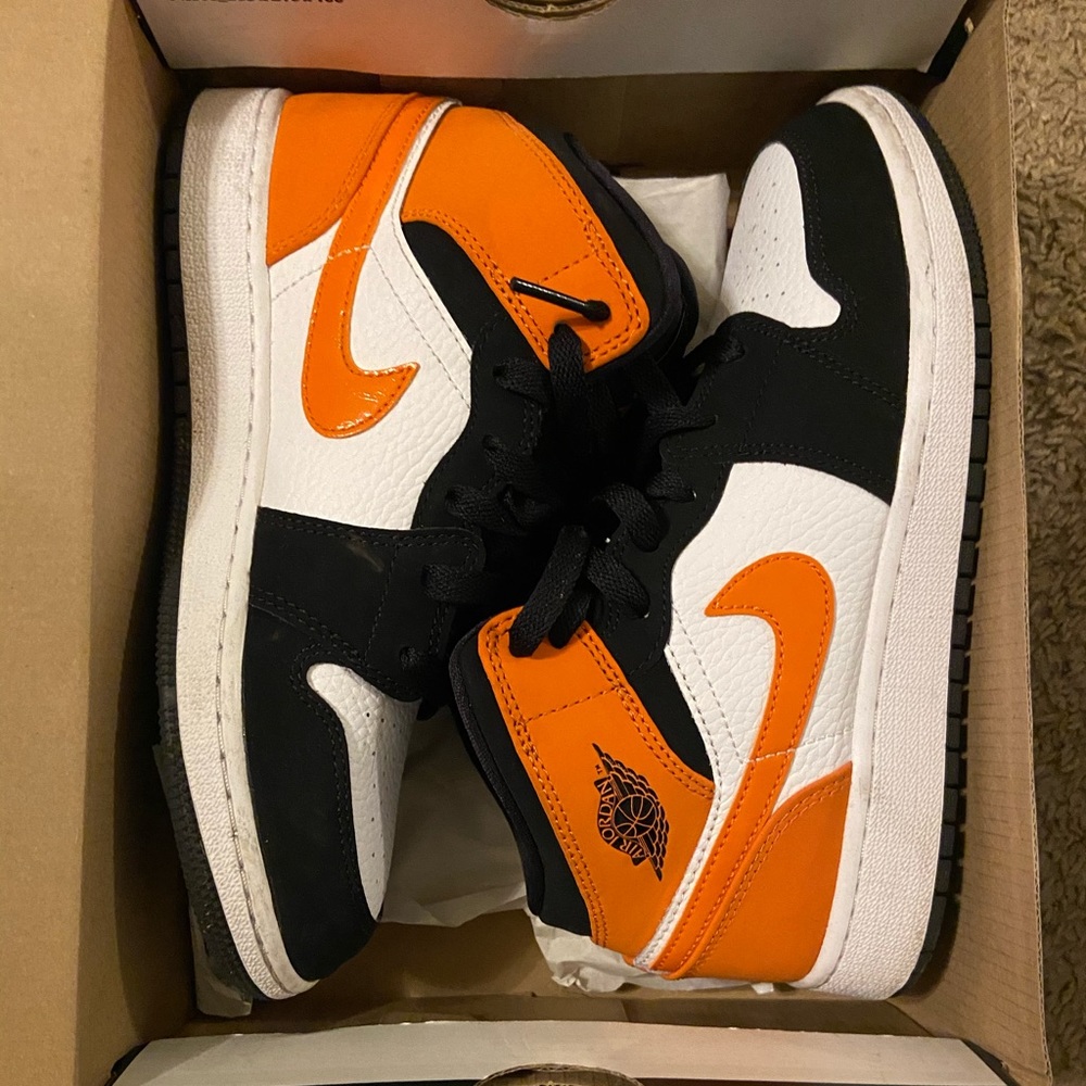 Jordan Mid 1s